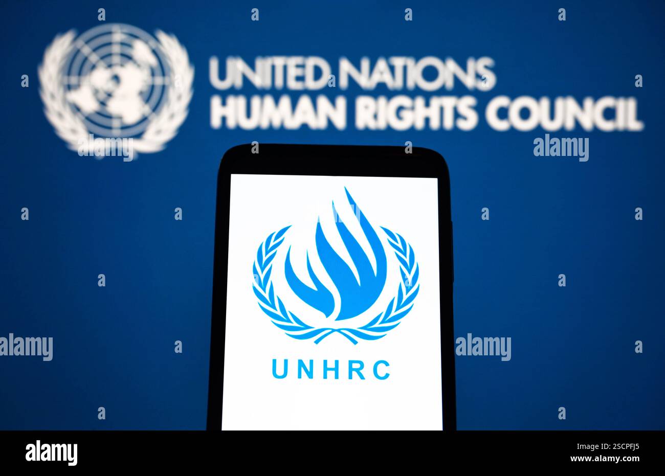 In questa immagine, il logo del Consiglio dei diritti umani delle Nazioni Unite (UNHRC) è visibile su uno smartphone e sullo sfondo. Donald Trump ritira gli Stati Uniti dal Consiglio per i diritti umani delle Nazioni Unite, secondo quanto riferito dai media. Foto Stock
