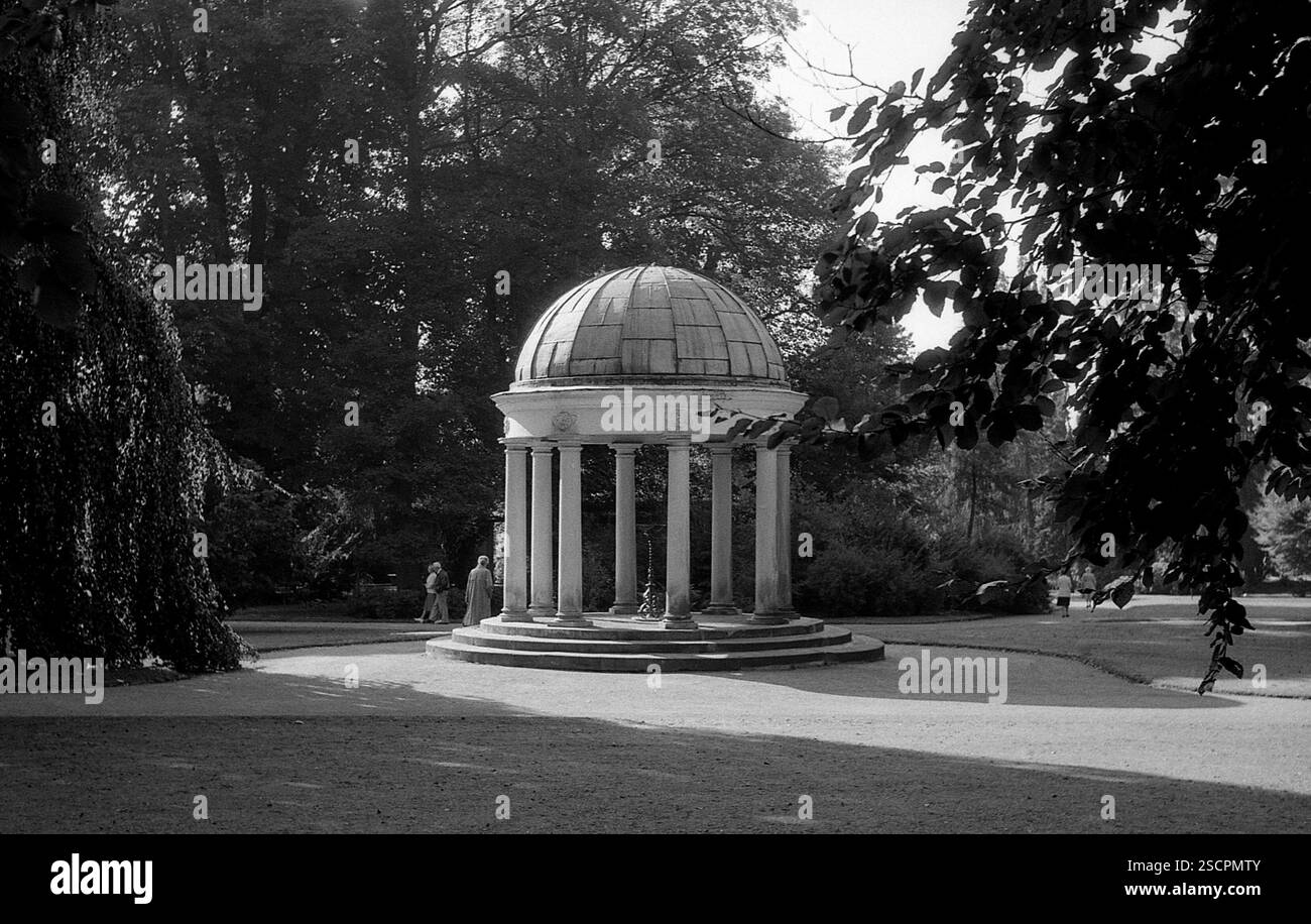 Bad Pyrmont: L'immagine mostra il tempio delle fragole nei giardini della spa. [traduzione automatizzata] Foto Stock