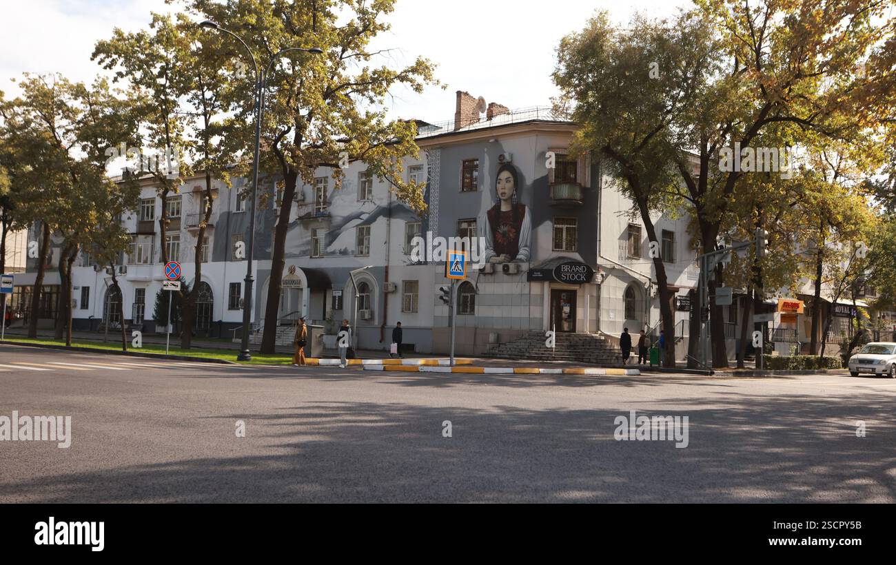 Bishkek, Kirghizistan 12 ottobre 2024: Il dipinto sulla cultura kirghisa è sul muro a Bishkek. Bishkek è la capitale del Kirghizistan Foto Stock