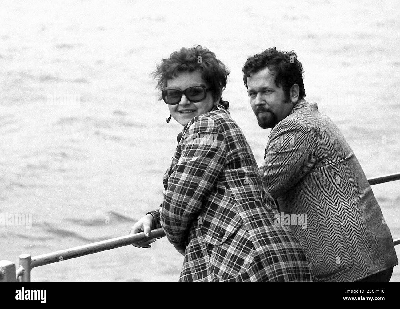 Un uomo e una donna alla ringhiera in una gita in barca sul fiume Hudson a New York. [traduzione automatizzata] Foto Stock