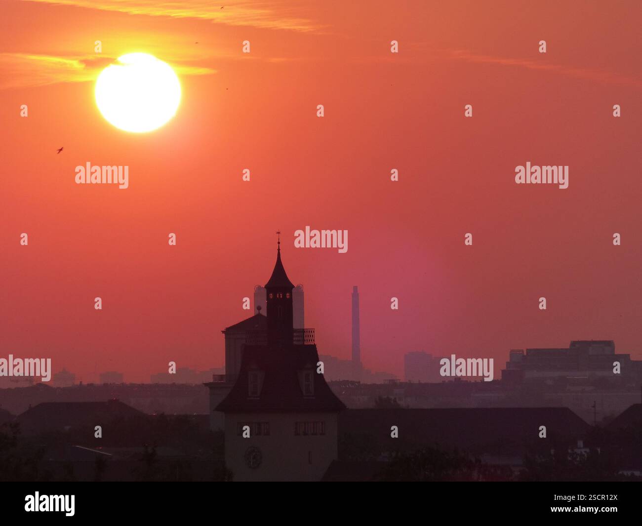 Vista su Berlin-Tempelhof all'alba. In primo piano la torre dell'Askansichen Gymnasium. Dietro di esso, il municipio di Tempelhof. [traduzione automatizzata] Foto Stock