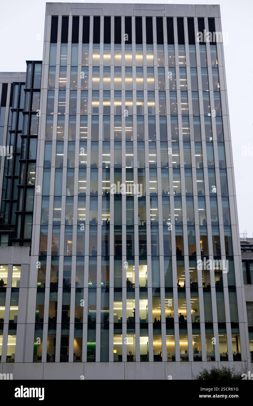 Vista dell'edificio per uffici di 1 London Wall Place sulla facciata esterna di Fore Street vista dall'alta passeggiata di Barbican nella City of London UK England KATHY DEWITT Foto Stock