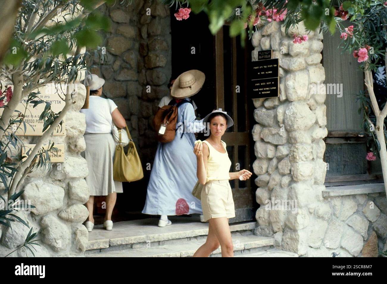 Tre donne in abiti estivi all'ingresso di una casa in Israele. [traduzione automatizzata] Foto Stock