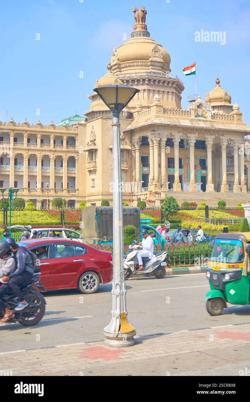 Vidhana Soudha, sede della legislatura statale del Karnataka a Bangalore, in India, è una meraviglia architettonica costruita in stile neo-dravidiano. Il Grand st Foto Stock