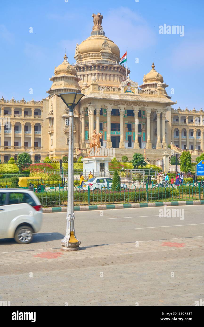 Vidhana Soudha, sede della legislatura statale del Karnataka a Bangalore, in India, è una meraviglia architettonica costruita in stile neo-dravidiano. Il Grand st Foto Stock
