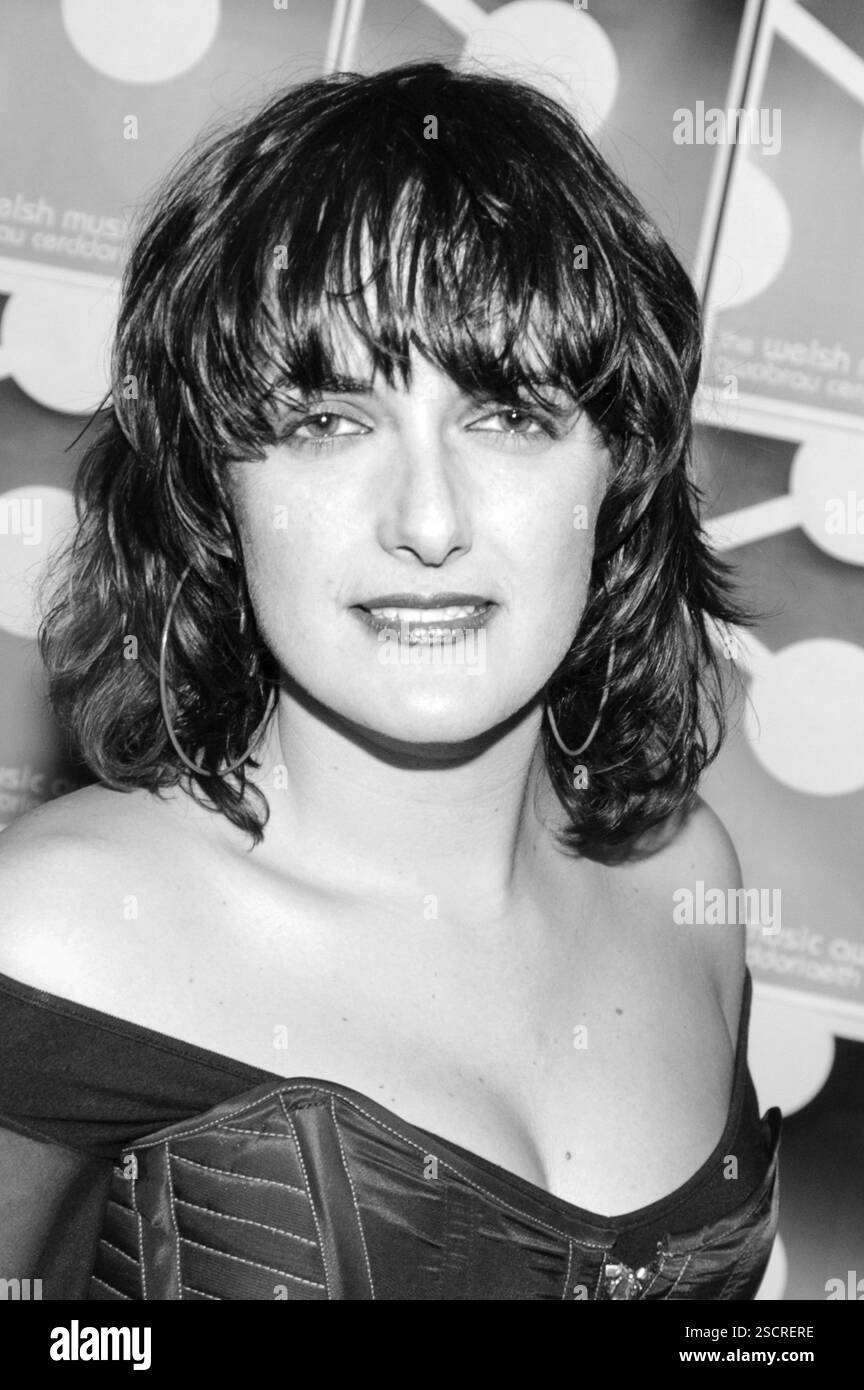 SIAN EVANS, MUSIC AWARDS, 2002: Sian Evans della band Kosheen ai Dance Awards al Coal Exchange di Cardiff il 7 dicembre 2002. Foto: Rob Watkins. INFO: Kosheen è un gruppo musicale britannico formatosi nel 1999 a Bristol. Noti per la fusione di batteria e basso con influenze rock e pop, hanno guadagnato fama con successi come "Hide U" e "Catch" e il loro acclamato album di debutto "Resist". Foto Stock