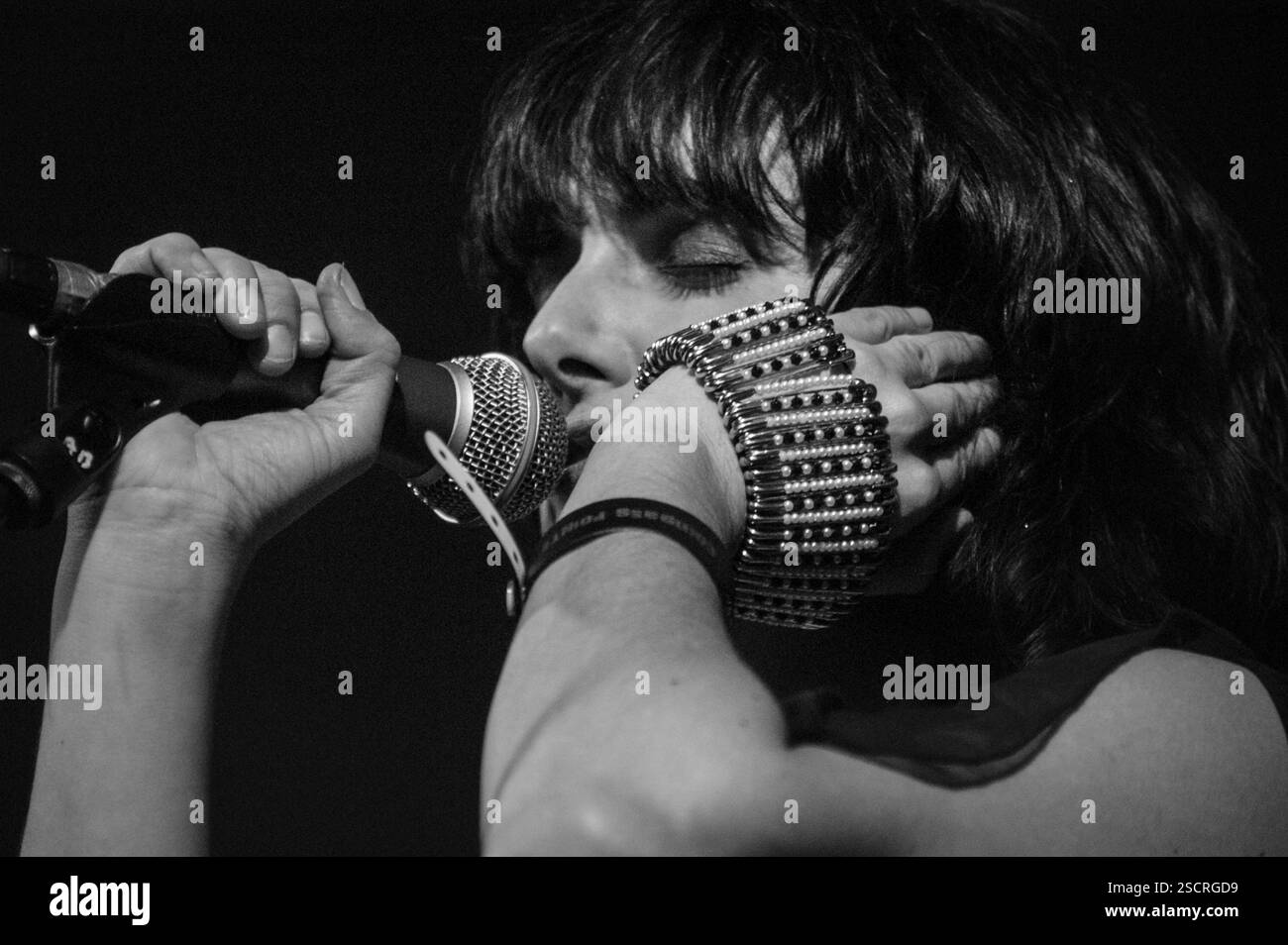 SIAN EVANS, MUSIC AWARDS, 2002: Sian Evans della band Kosheen ai Dance Awards al Coal Exchange di Cardiff il 7 dicembre 2002. Foto: Rob Watkins. INFO: Kosheen è un gruppo musicale britannico formatosi nel 1999 a Bristol. Noti per la fusione di batteria e basso con influenze rock e pop, hanno guadagnato fama con successi come "Hide U" e "Catch" e il loro acclamato album di debutto "Resist". Foto Stock