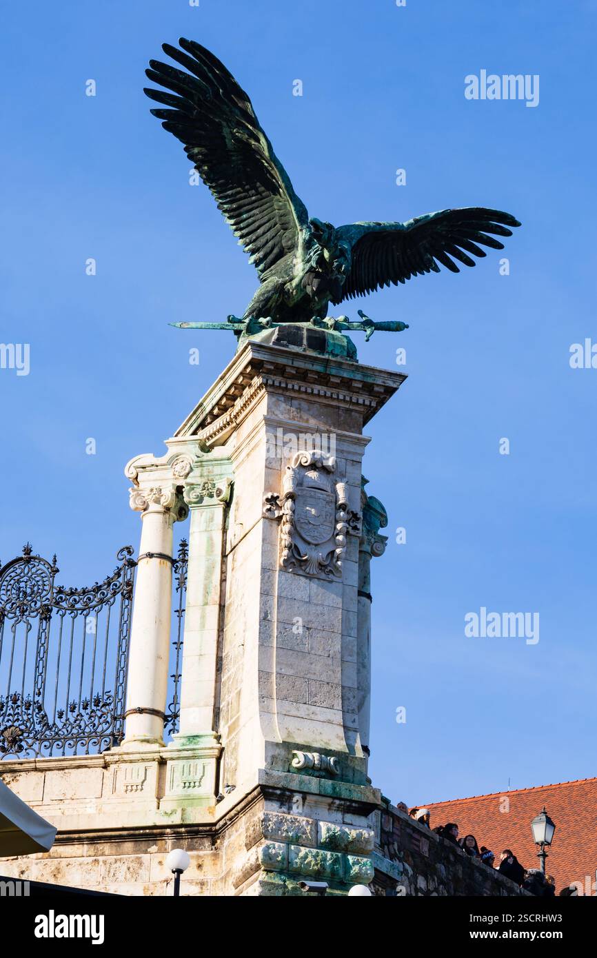 Grande statua del mitico uccello da preda, il Turul, sul Castello di Buda gate, inverno a Budapest, Ungheria. Dicembre 2019 Foto Stock