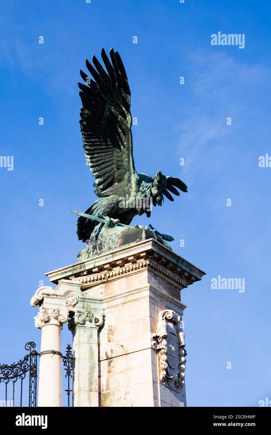 Grande statua del mitico uccello da preda, il Turul, sul Castello di Buda gate, inverno a Budapest, Ungheria. Dicembre 2019 Foto Stock