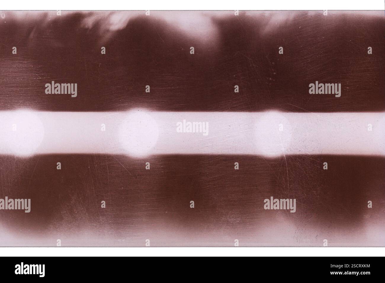 Pellicola negativa da 120 mm di colore grungy isolata su sfondo bianco. Pellicola di formato medio su sfondo bianco, segnaposto per foto retrò. Foto Stock