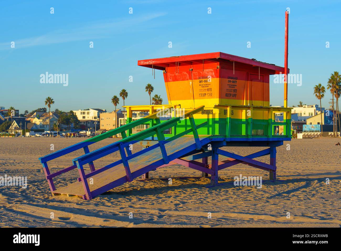 Los Angeles, California - 18 dicembre 2024: Colorata torre del bagnino che mostra la bandiera dell'orgoglio si erge sul tratto sabbioso di Venice Beach, Californi Foto Stock