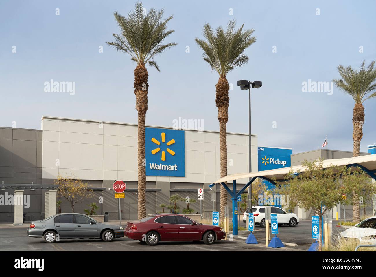Auto parcheggiate presso il punto di prelievo Walmart (6005) in un parcheggio. Probabilmente nella zona di Las Vegas, Nevada. Foto Stock