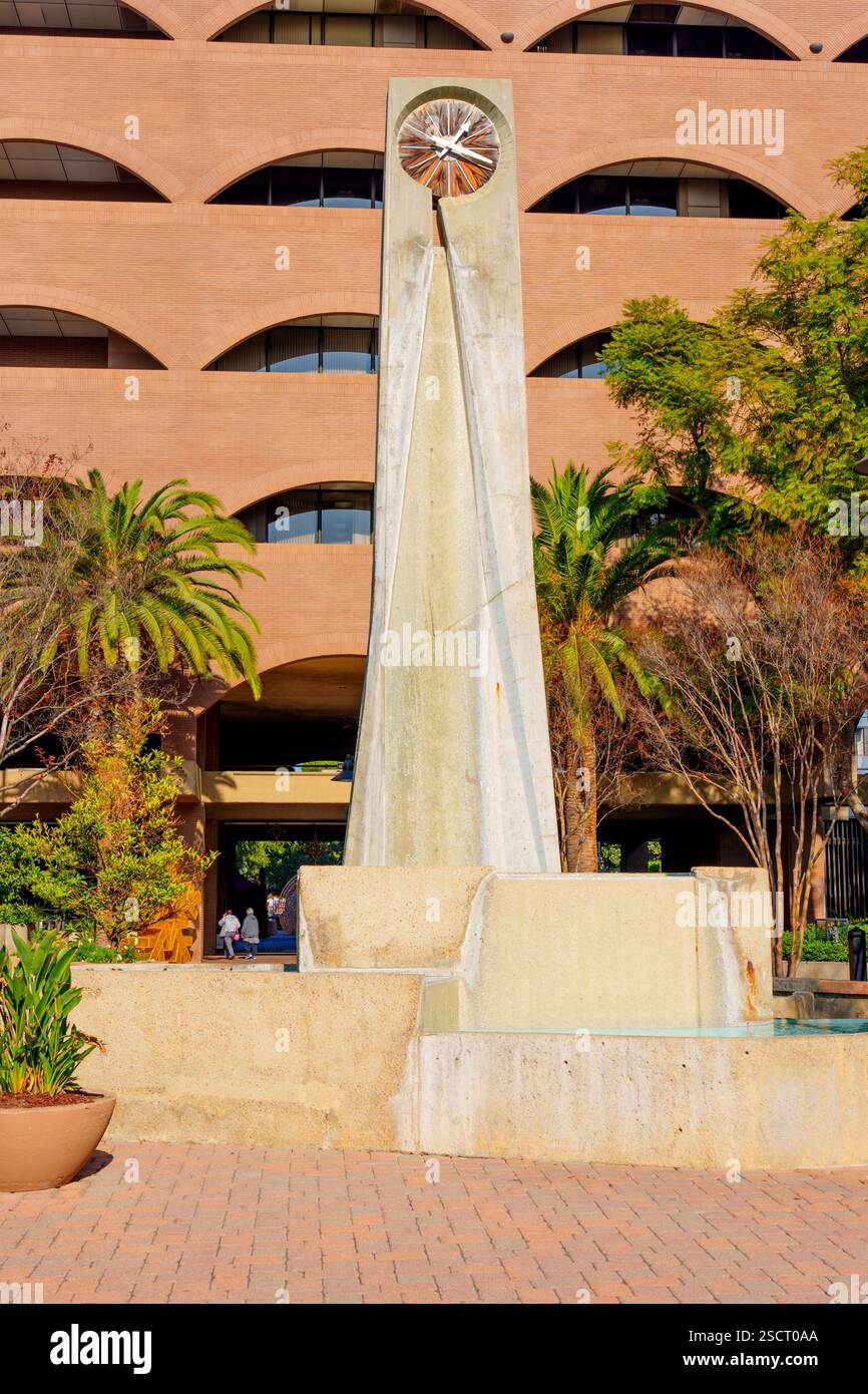 Riverside, California - 31 dicembre 2024: Vista dettagliata del monumento Christiansen-Teel Clock Tower di fronte al municipio. Foto Stock