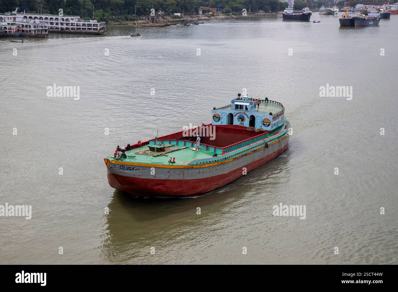 Una nave da paratia vuota naviga attraverso il fiume Buriganga a Dacca, Bangladesh. Foto Stock