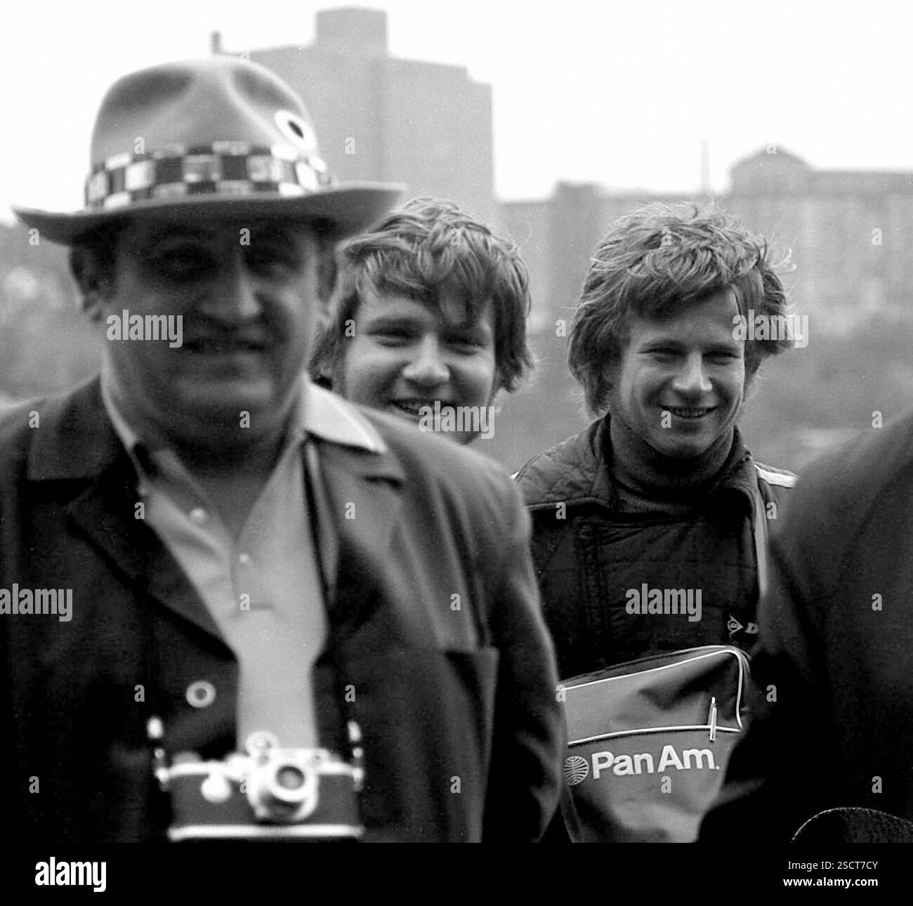 Turisti sorridenti a New York. L'uomo in primo piano che indossa un cappello ha una macchina fotografica Leica intorno al collo. Due uomini più giovani sullo sfondo. Uno di loro porta con sé una borsa Pan Am. [traduzione automatizzata] Foto Stock