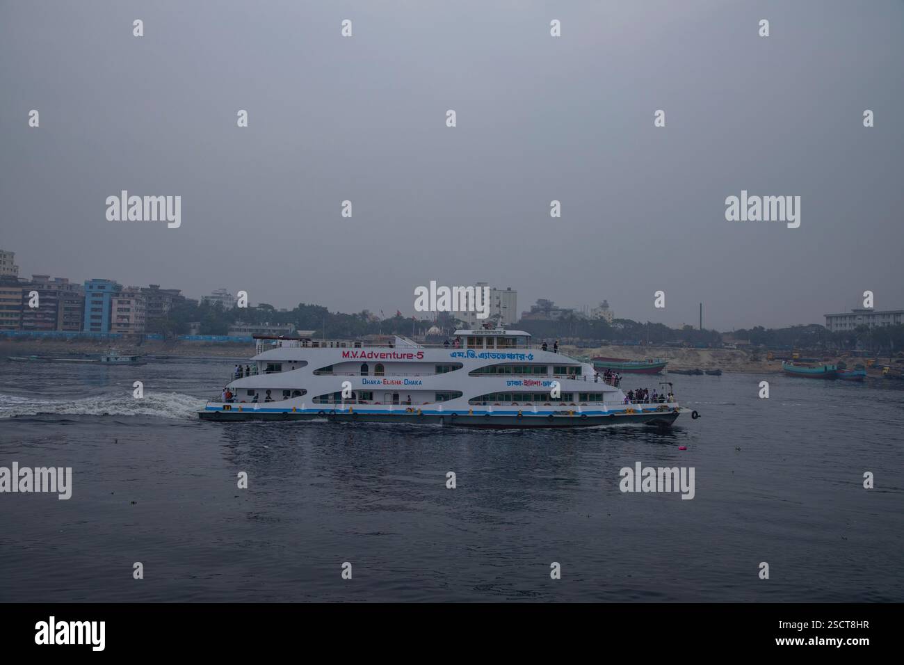 Una nave passeggeri naviga attraverso le acque inquinate del fiume Buriganga a Dacca, Bangladesh. Foto Stock