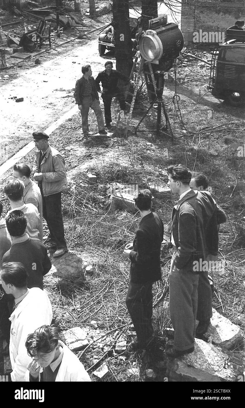 "Alcuni studenti dello State Technical College for Optics and Photographic Technology guardano un film. Sullo sfondo c'è un grande apparecchio di illuminazione azionato da due uomini con una scala. Il film ''20 luglio'' è probabilmente stato girato. [traduzione automatizzata]' Foto Stock