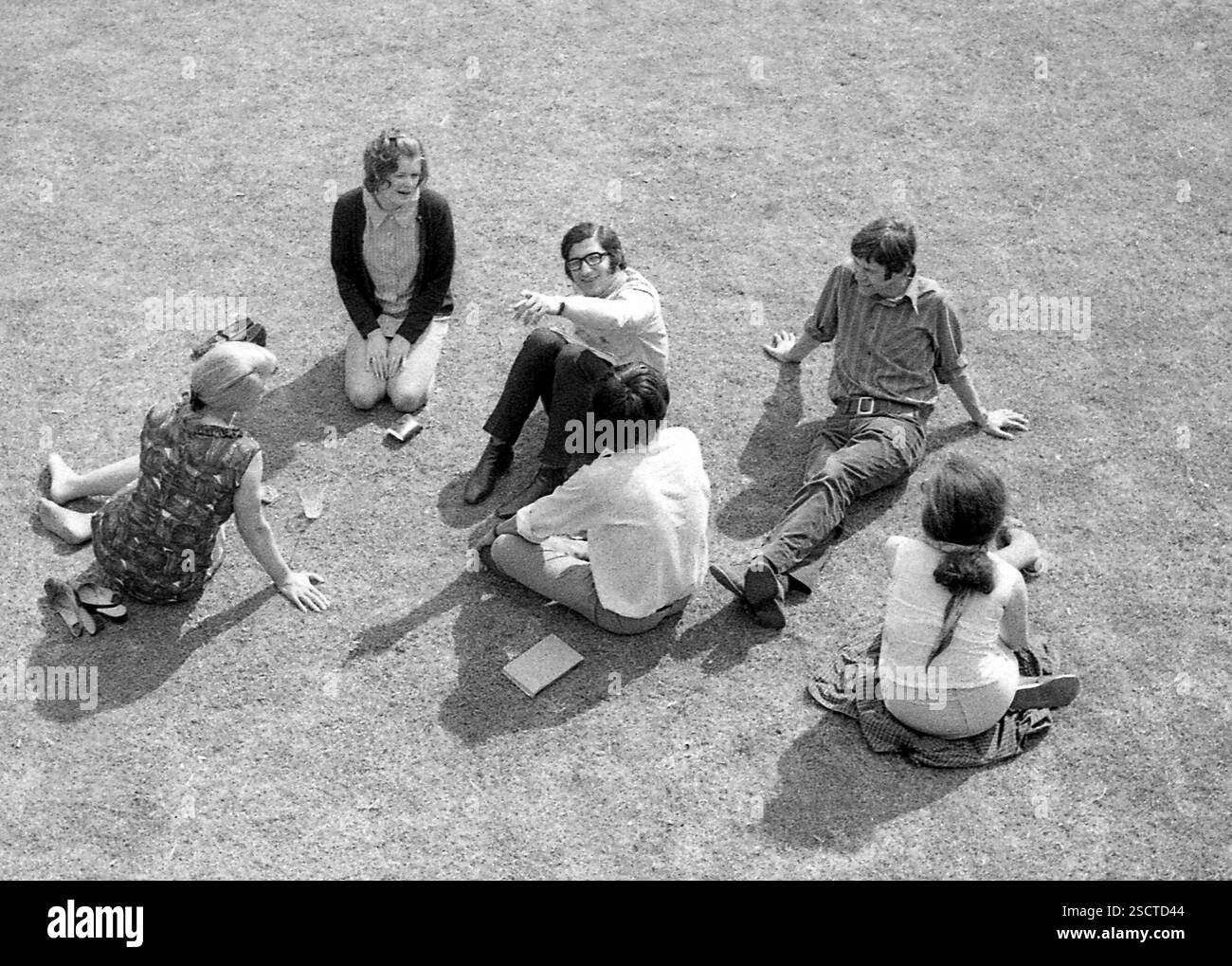 Campus di Londra: L'immagine mostra gli studenti seduti sul pavimento. [traduzione automatizzata] Foto Stock