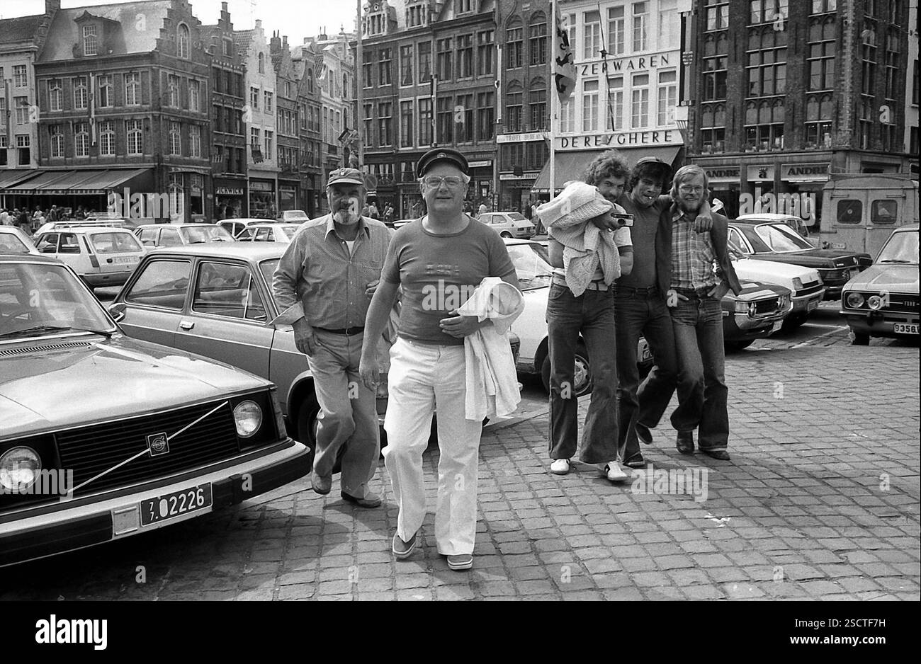 L'equipaggio della barca a vela Swan 'Roxi IV' in un parcheggio a Bruges. [traduzione automatizzata] Foto Stock