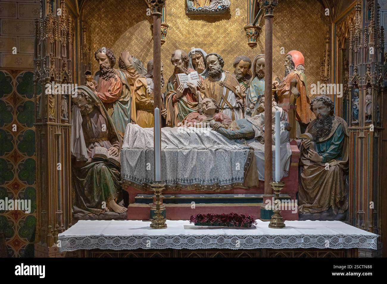 Germania, Assia, Francoforte, Cattedrale di Francoforte restaurata dopo la seconda guerra mondiale o Frankfurter Dom, la Cattedrale Imperiale di San Bartolomeo, che è una chiesa gotica cattolica romana dedicata a San Bartolomeo e sede dell'incoronazione di molti imperatori del Sacro Romano Impero, l'altare Maria Schlaf o altare di Maria addormentata. Foto Stock