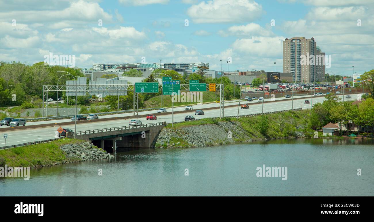 Dartmouth Circumferential Highway con indicazioni stradali e Mic Mac Mall Foto Stock