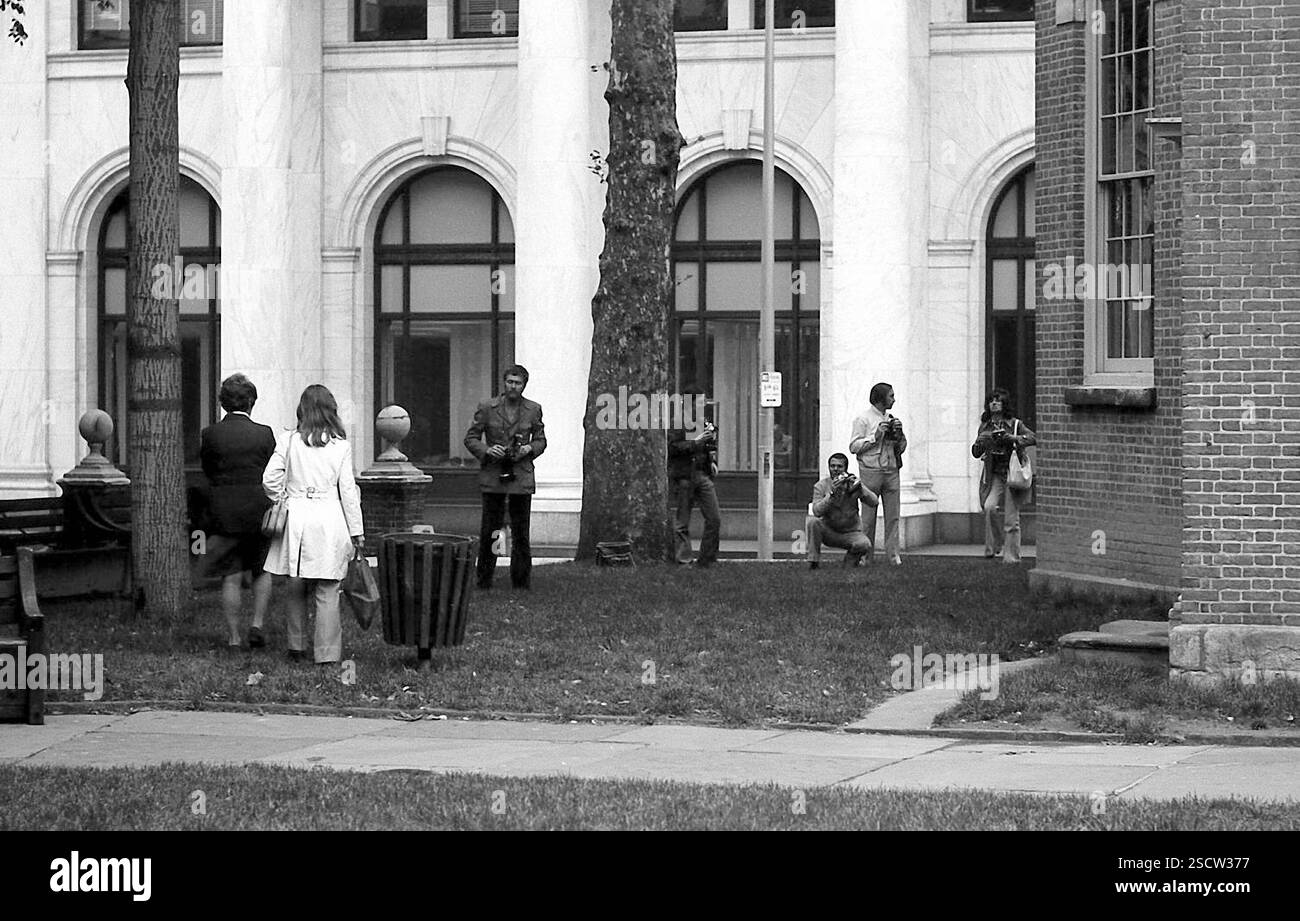 La gente scatta foto di fronte all'Independence Hall di Philadelphia. [traduzione automatizzata] Foto Stock