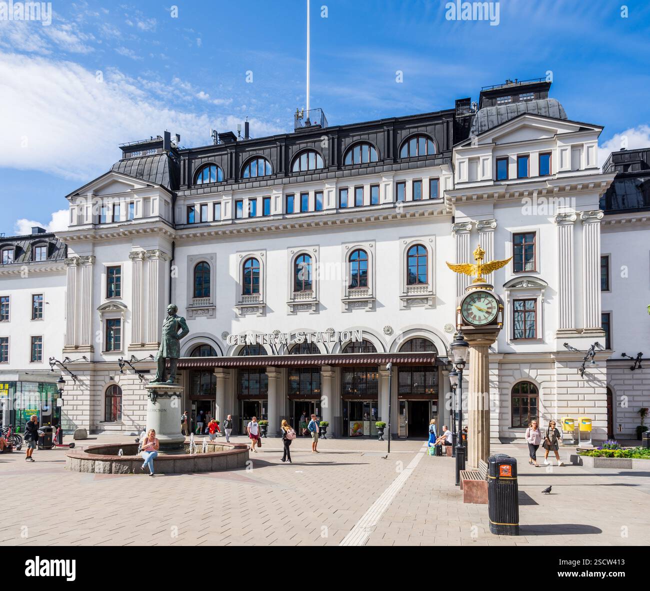 Facciata e ingresso principale della stazione centrale di Stoccolma, Svezia, con la statua di Nils Ericson di fronte, in una giornata estiva di sole. Foto Stock