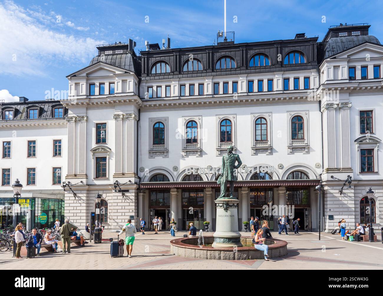 Facciata e ingresso principale della stazione centrale di Stoccolma, Svezia, con la statua di Nils Ericson di fronte, in una giornata estiva di sole. Foto Stock