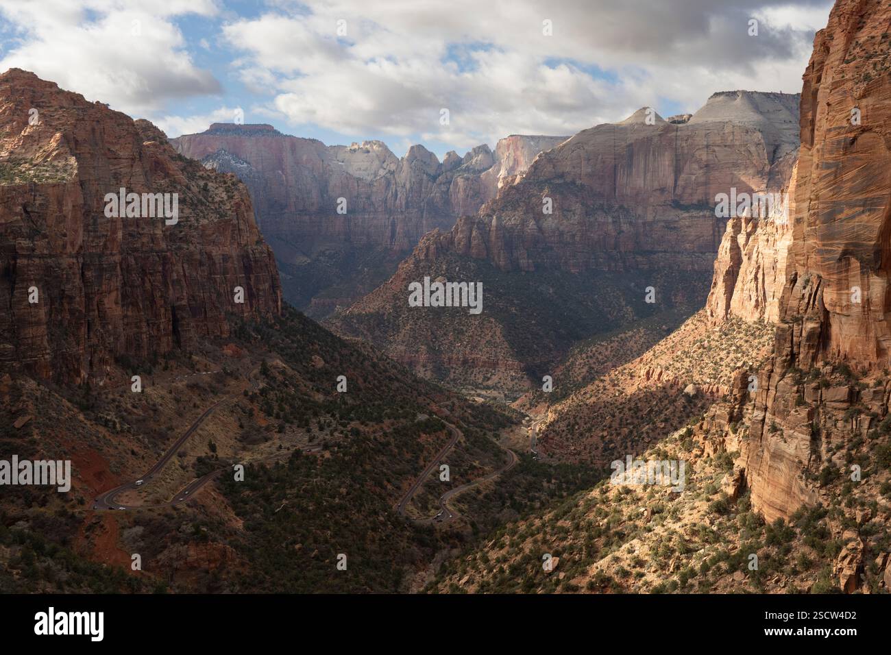 Zion National Park, Utah. Strada tortuosa attraverso il canyon. Auto visibili sulla strada. Foto Stock