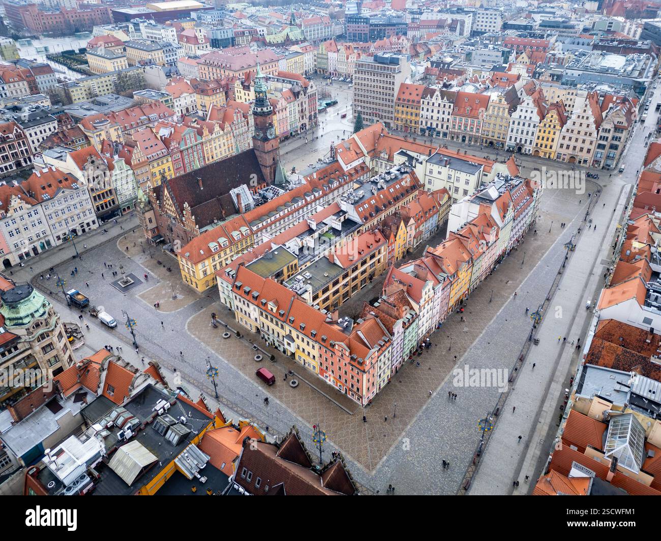 Breslavia, Polonia: Vista aerea della famosa piazza del mercato nella città vecchia medievale di Breslavia con l'antico municipio e la chiesa in Polonia Foto Stock
