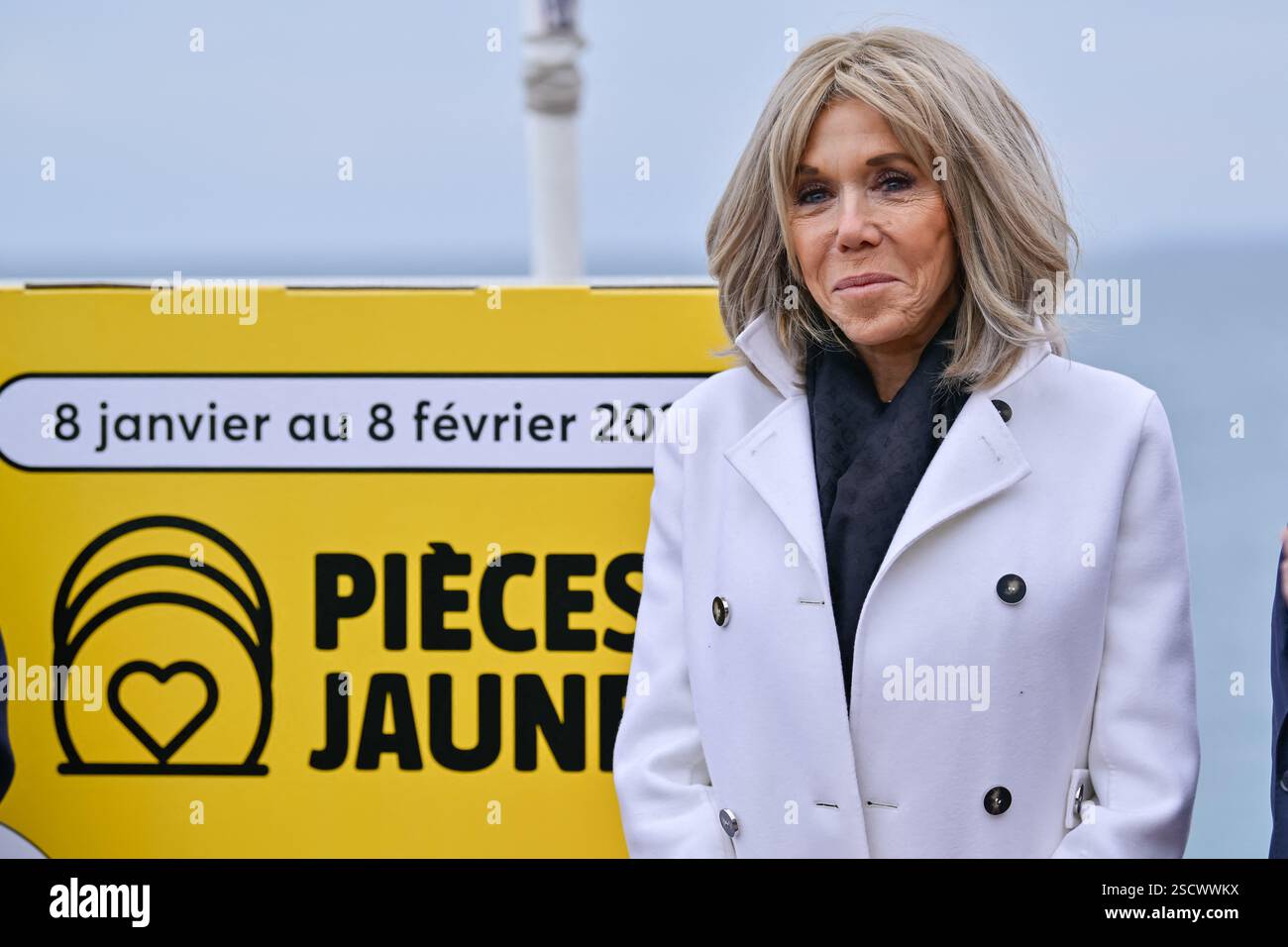 Bene, Francia. 7 febbraio 2025. Brigitte Macron vista sulla Promenade des Anglais per la cerimonia di chiusura dell'operazione "Pieces jaunes" a Nizza, in Francia, il 7 febbraio 2025. Foto di Laurent Coust/ABACAPRESS. COM credito: Abaca Press/Alamy Live News Foto Stock