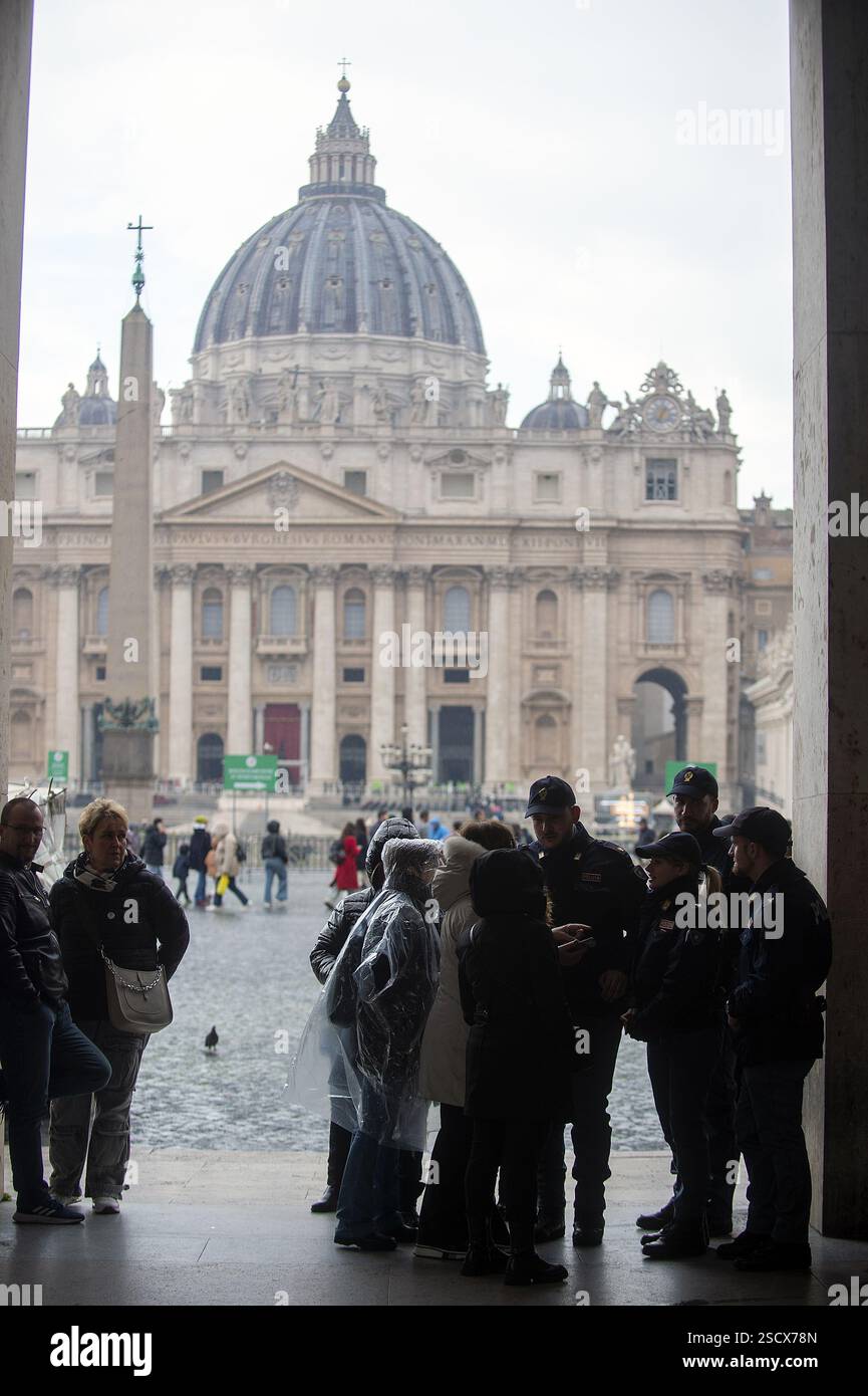 Vaticano, Vaticano. 7 febbraio 2025. **NO LIBRI** Italia, Roma, Vaticano, 2025/2/7.i poliziotti italiani controllano un gruppo di turisti in Piazza San Pietro in Vaticano Fotografia di ALESSIA GIULIANI/Catholic Press Photo Credit: Independent Photo Agency/Alamy Live News Foto Stock