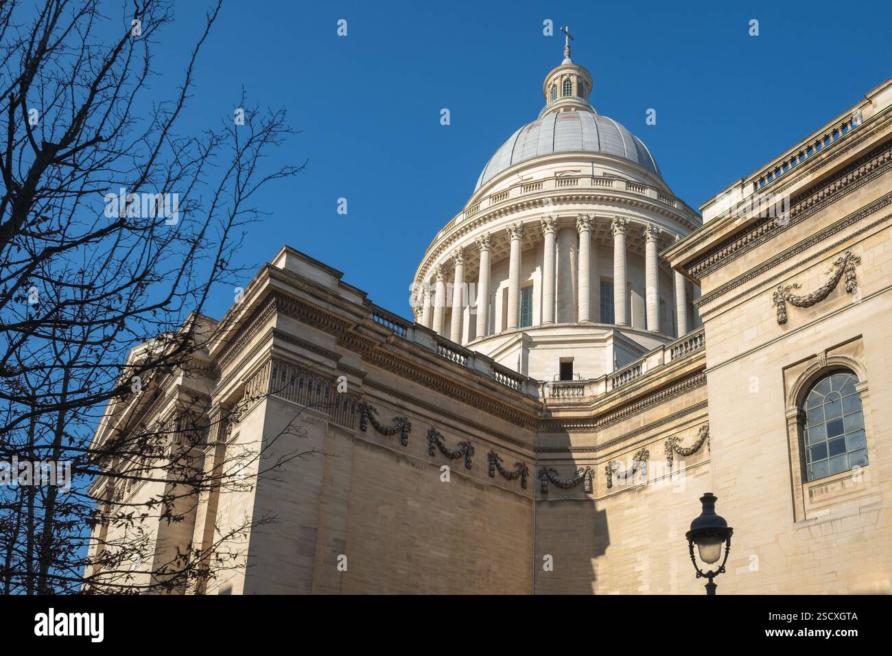 Vista esterna del Panthéon di Parigi, un monumento neoclassico con una grande cupola Foto Stock