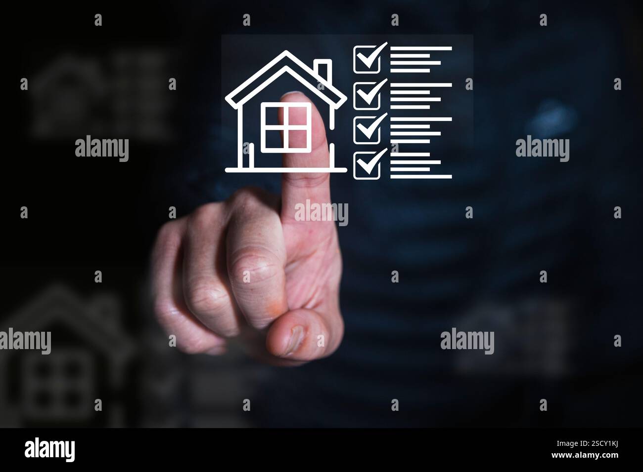 Una persona tocca un'icona della lista di controllo digitale per la custodia, che simboleggia il settore immobiliare, la gestione immobiliare, l'ispezione domestica o la tecnologia della casa intelligente, con un fut Foto Stock