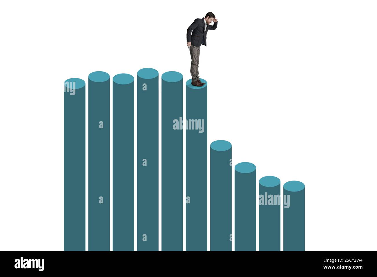 Crollo del mercato azionario, rischio o uomo sul grafico per collasso, perdita di investimenti o tasso di interesse. Crisi finanziaria, sfondo bianco o trader spaventato sui grafici Foto Stock