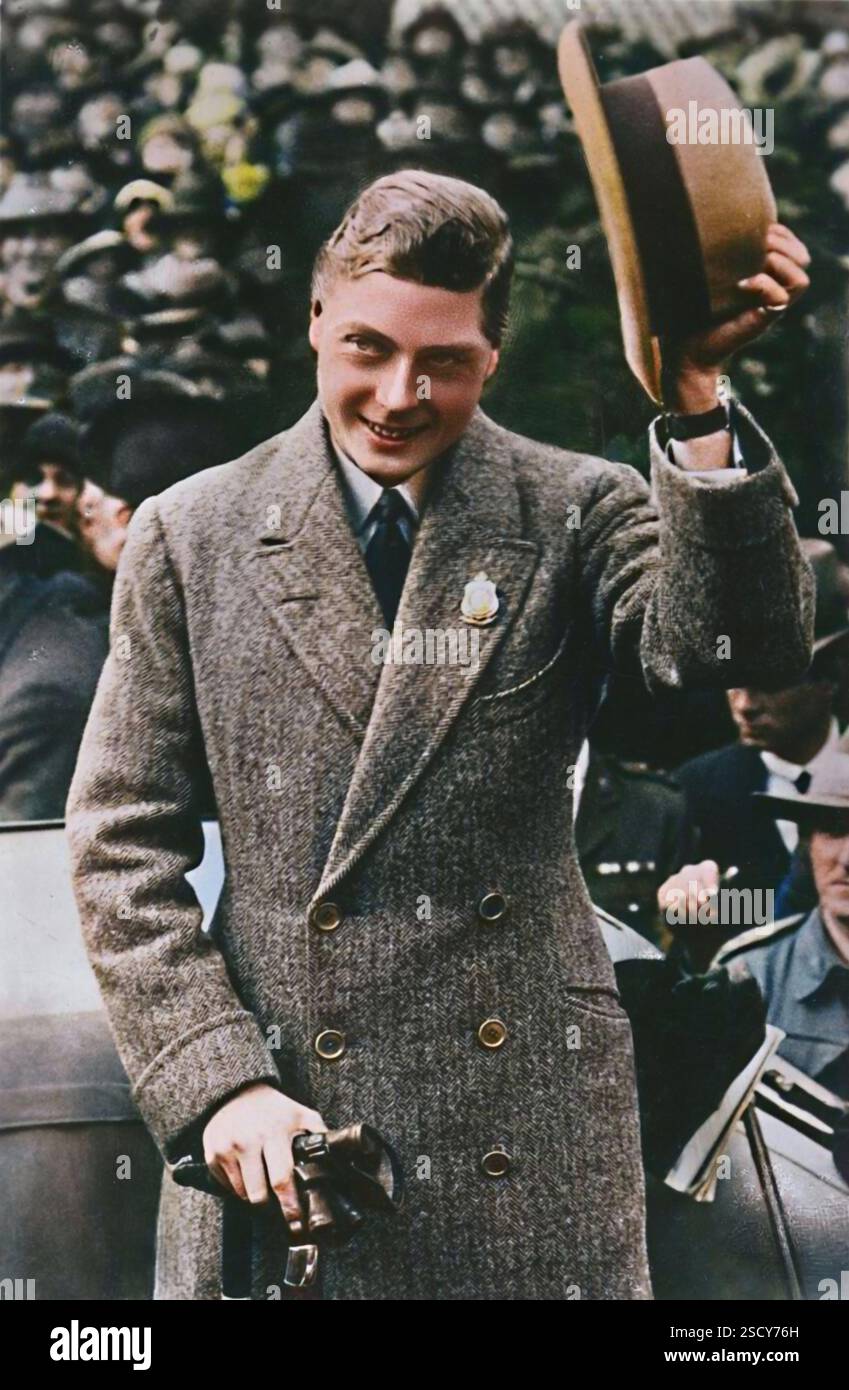 "H.R.H. il Principe di Galles", c1920. Il futuro re Edoardo VIII (1894-1972). Conosciuto come David all'interno della famiglia reale, Edoardo fu re dal 20 gennaio 1936 fino alla sua abdicazione l'11 dicembre dello stesso anno. Egli scelse di abdicare dopo aver causato una crisi costituzionale proponendo a Wallis Simpson, una donna divorziata vista come inaccettabile come una potenziale regina consorte. Edoardo sposò la signora Simpson, che divennero duca e duchessa di Windsor. [J. Beagles &amp; Co., Ltd., Londra, c1920] (stampa in bianco e nero colorata). Foto Stock