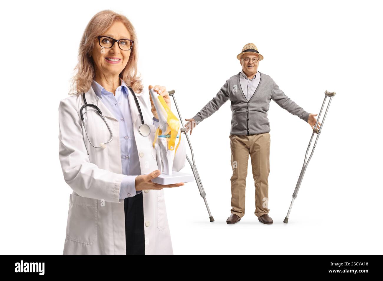 Medico con un modello osseo del ginocchio e paziente anziano di sesso maschile che si sta riprendendo da un intervento chirurgico isolato su sfondo bianco Foto Stock