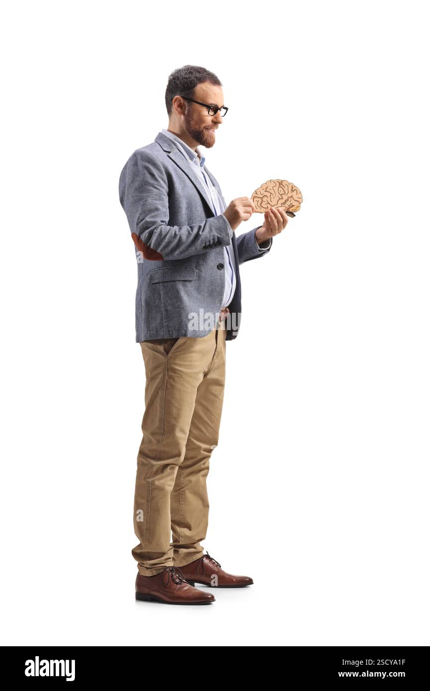 Profilo completo di un uomo che tiene una foto di un cervello umano isolato su sfondo bianco Foto Stock