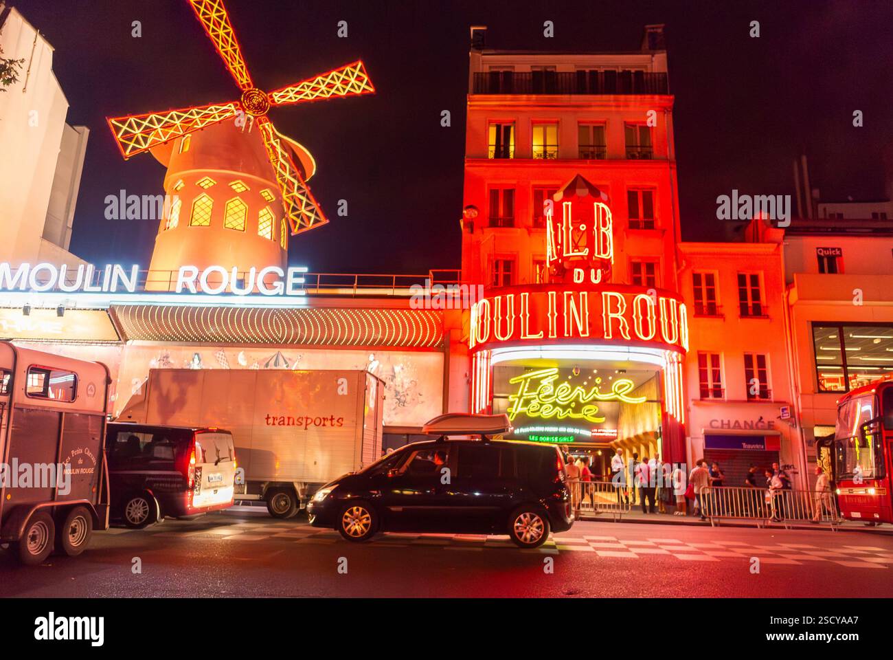 Parigi, Francia, teatro del moulin rouge, luci al neon, scene di strada nel quartiere di Pigalle, di notte Foto Stock