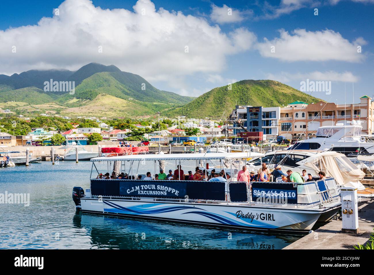Basseterre, St. Kitts - 22 agosto 2018: CJM Tour Shoppe Excursions che caricano i passeggeri per un giro turistico in barca. Foto Stock