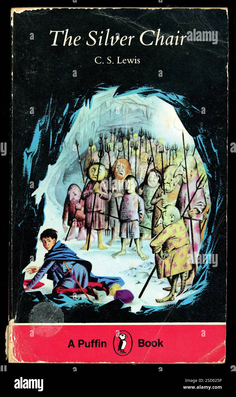 Copia vintage ben letta del popolare libro classico per bambini, 'The Silver Chair' di C S Lewis, The Chronicles of Nania libro 4, primo pubblicato nel 1953, questa edizione pubblicata nel 1970, Regno Unito Foto Stock