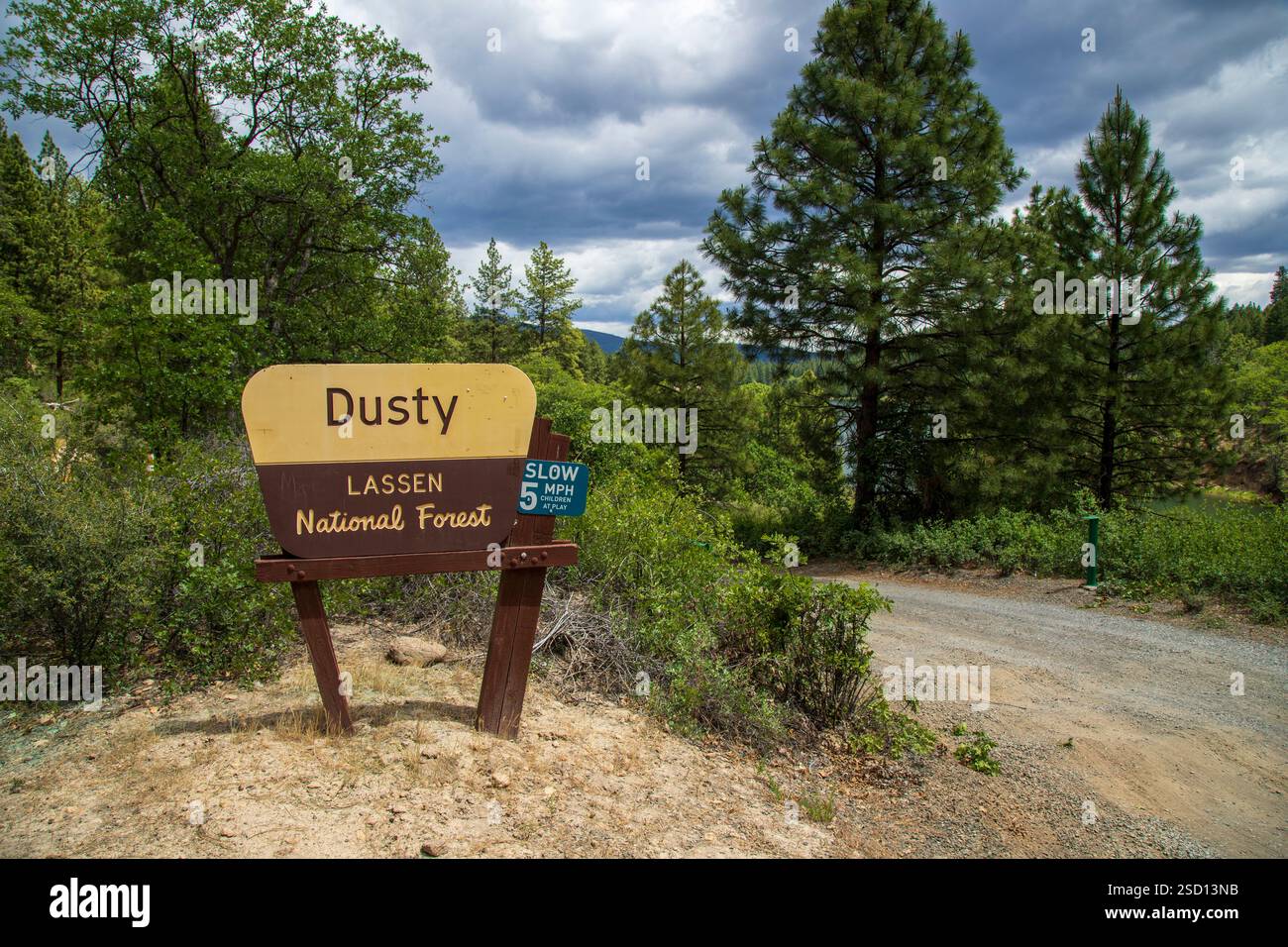 Cartello d'ingresso per Dusty Campground nella Lassen National Forest vicino al lago Britton, vicino a Burney Falls nella contea di Shasta, California. Foto Stock