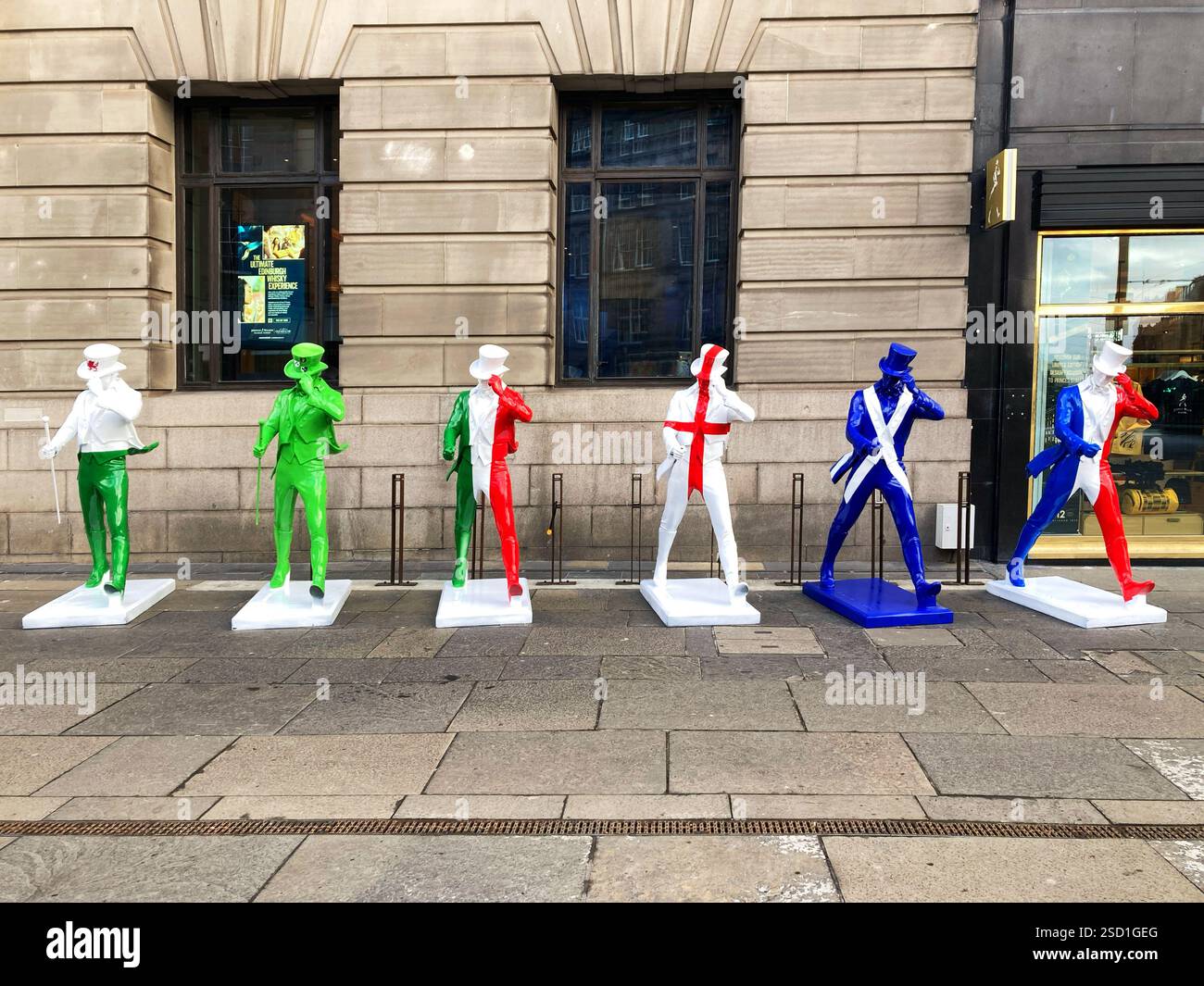 Johnnie Walker Whisky statue di striding man in colori Six Nations rugby fuori dalla Johnnie Walker Experience, Hope Street, Edimburgo, Scozia, 2025 Foto Stock