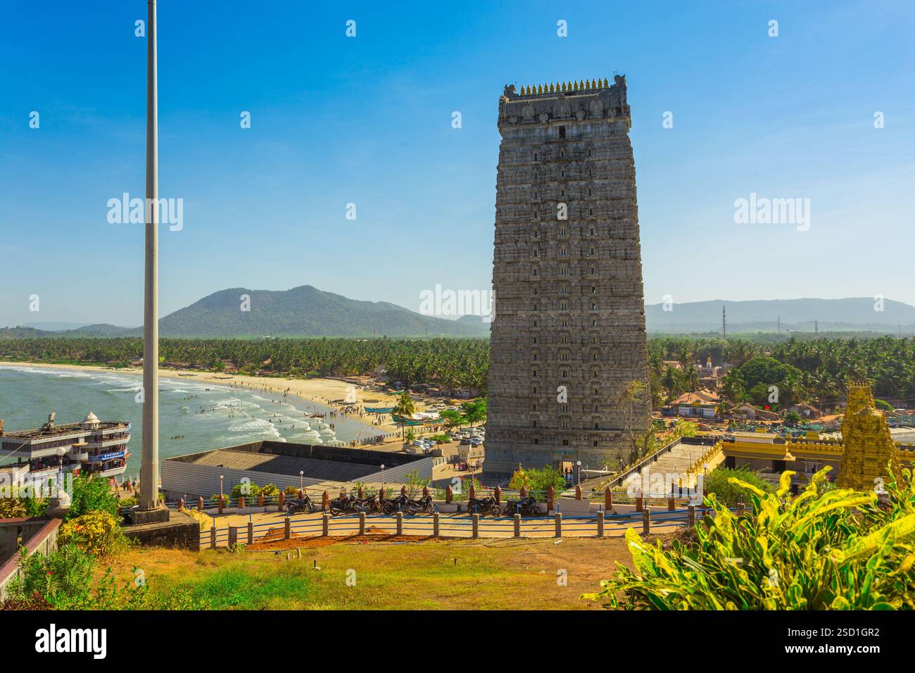 MURUDESHWAR, INDIA - 12 MARZO 2017: Il tempio Gopuram di Murudeshwar è stato costruito nel 2008, dedicato al dio indù Shiva ed è alto 72 metri. Foto Stock
