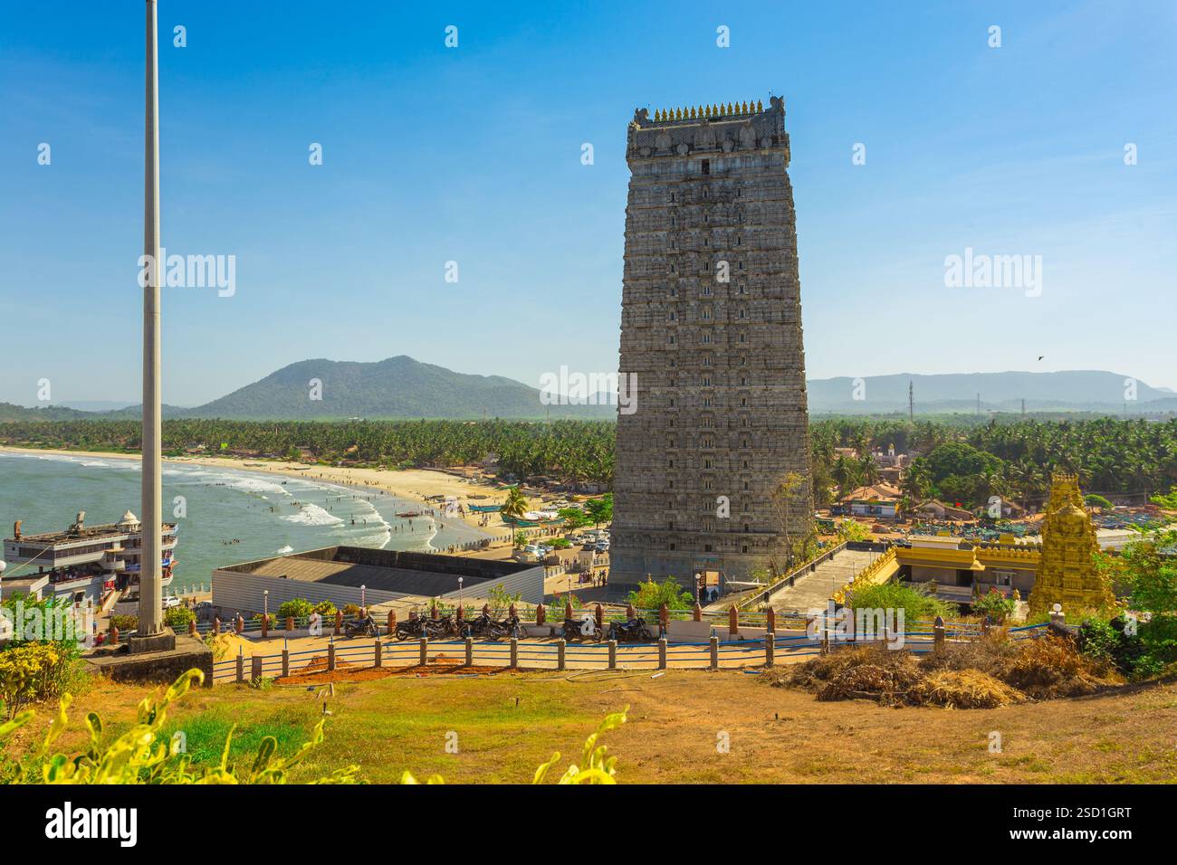 MURUDESHWAR, INDIA - 12 MARZO 2017: Il tempio Gopuram di Murudeshwar è stato costruito nel 2008, dedicato al dio indù Shiva ed è alto 72 metri. Foto Stock