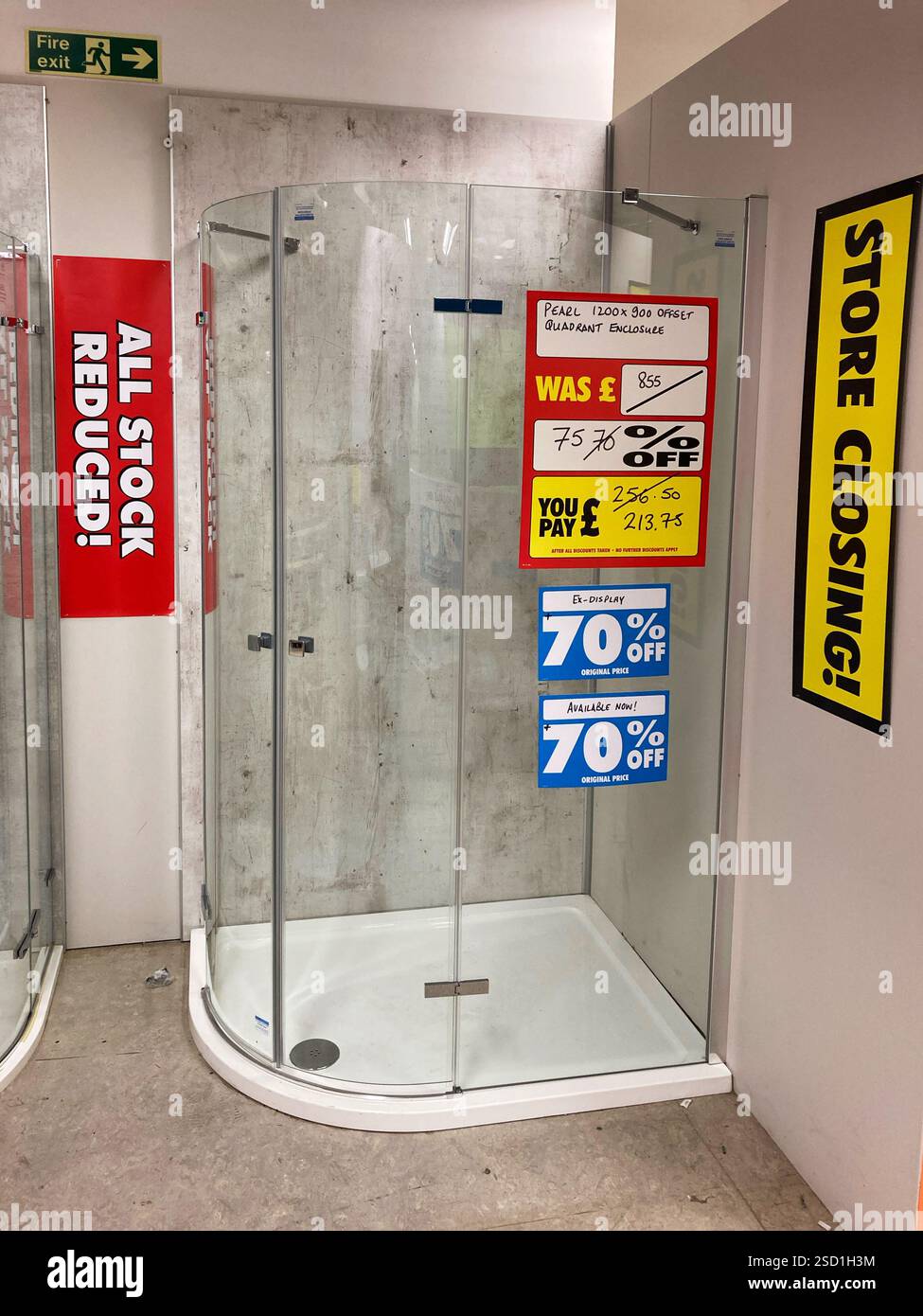 Il negozio della casa al Craigleith Retail Park chiude con tutto il necessario per le vendite, Edimburgo, Scozia Foto Stock