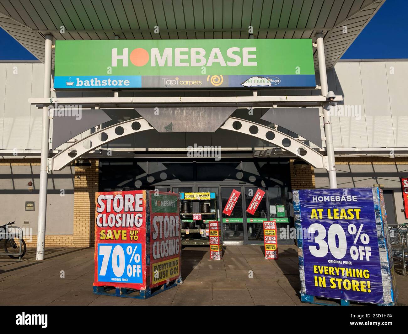 Il negozio della casa al Craigleith Retail Park chiude con tutto il necessario per le vendite, Edimburgo, Scozia Foto Stock