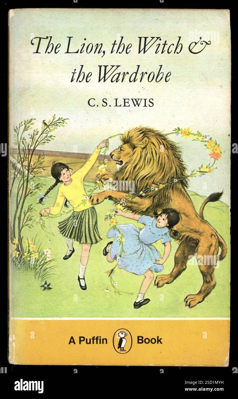 Copia vintage ben letta del popolare libro classico per bambini, "il leone la strega e l'armadio" di C S Lewis, Chronicles of Nania Libro 1. Questa copia pubblicata nel 1976, Regno Unito Foto Stock