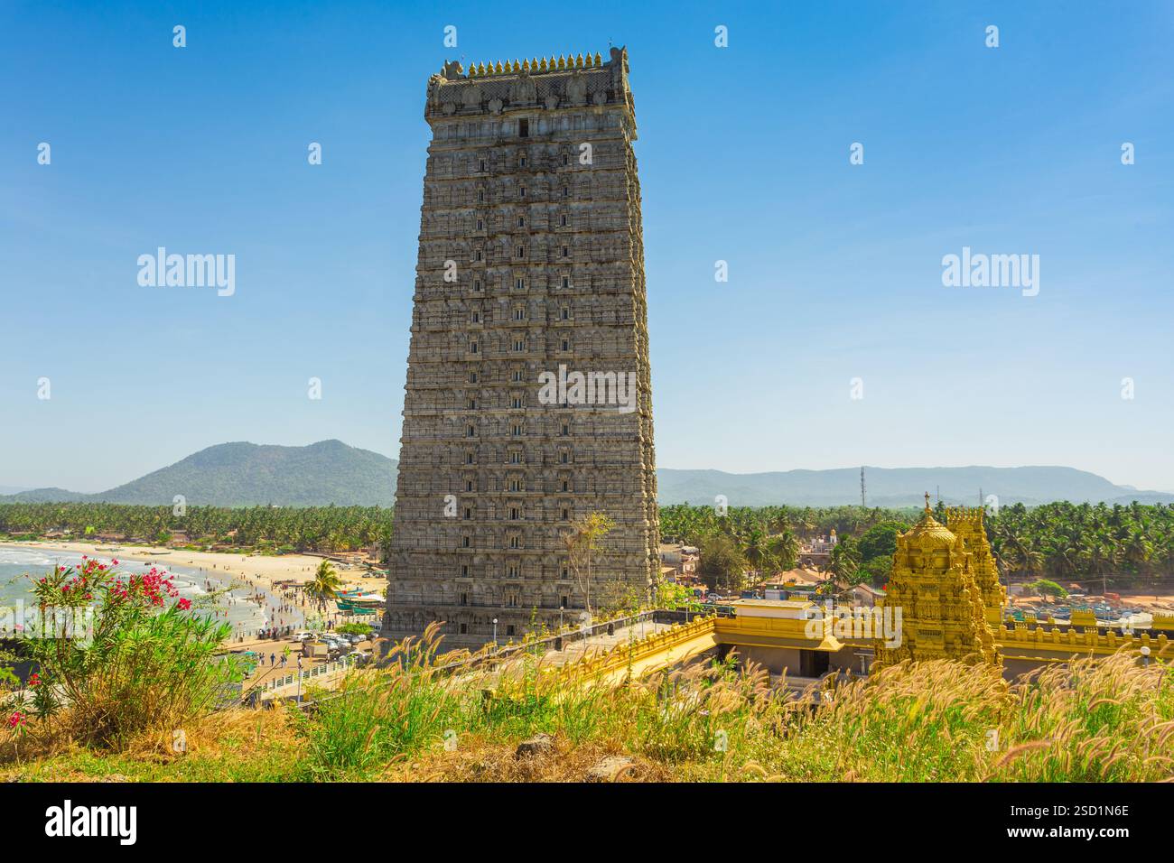 MURUDESHWAR, INDIA - 12 MARZO 2017: Il tempio Gopuram di Murudeshwar è stato costruito nel 2008, dedicato al dio indù Shiva ed è alto 72 metri. Foto Stock