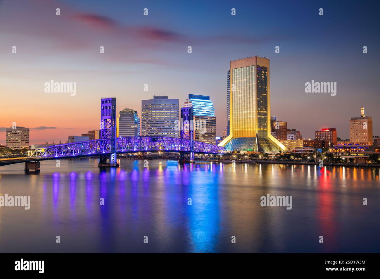 Jacksonville, Florida, Stati Uniti. Immagine del paesaggio urbano di Jacksonville, Florida, con riflessi dello skyline della città nell'acqua al tramonto. Foto Stock